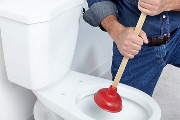 thợ sửa thông tắc bồn cầu tại nhà